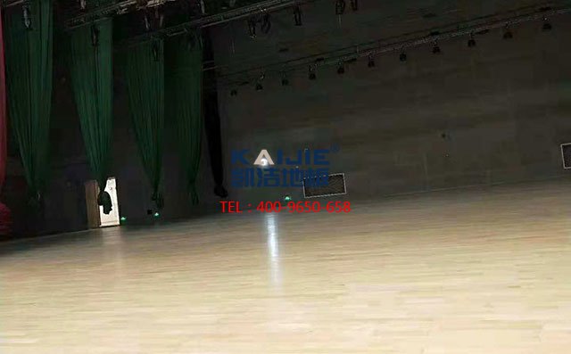四川宜賓中國白酒學(xué)院舞臺木地板項目案例——凱潔運動木地板