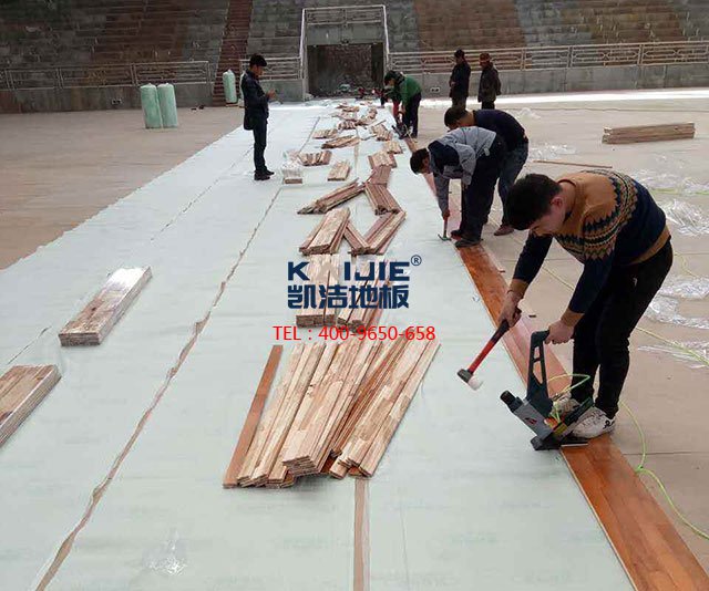 專用運(yùn)動木地板需要專用的安裝團(tuán)隊(duì)——凱潔運(yùn)動木地板