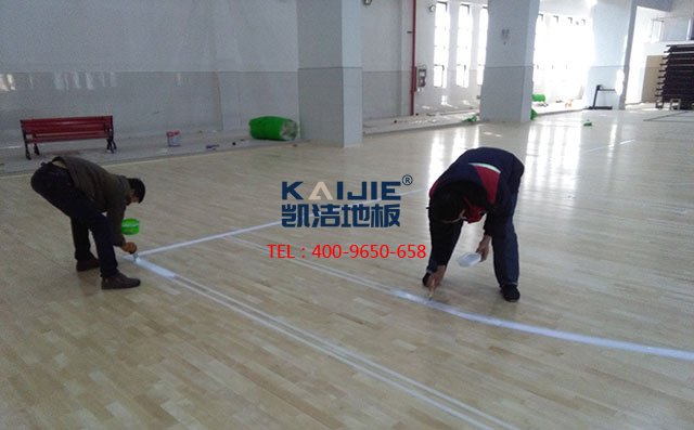 專用籃球場木地板，現(xiàn)場做漆就是好——?jiǎng)P潔地板