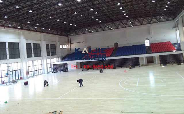 專用籃球場木地板，現(xiàn)場做漆就是好——?jiǎng)P潔地板