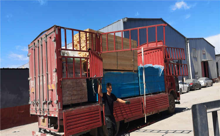 四川成都籃球場(chǎng)專用木地板項(xiàng)目發(fā)貨