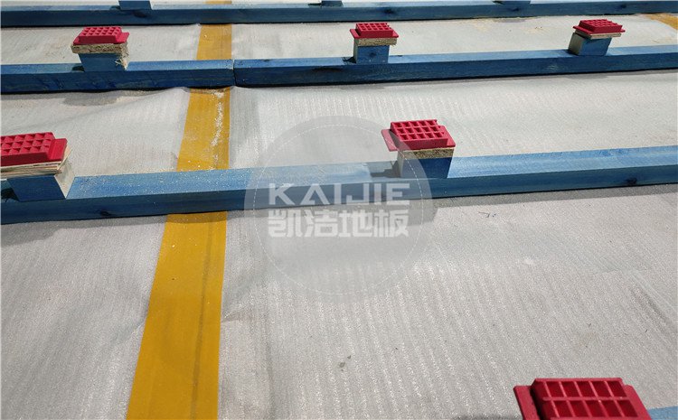 北京宏偉順通羽毛球館木地板——?jiǎng)P潔籃球地板