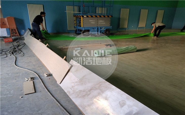 北京宏偉順通羽毛球館木地板——?jiǎng)P潔籃球地板