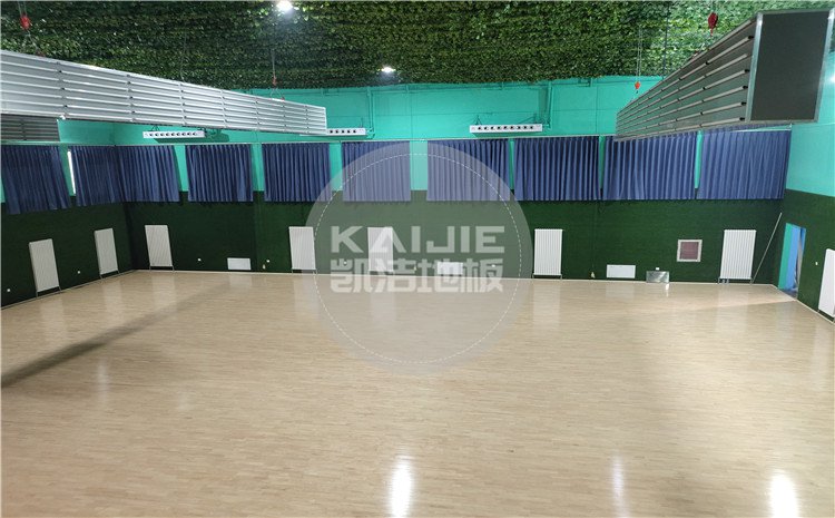北京宏偉順通羽毛球館木地板——?jiǎng)P潔籃球地板