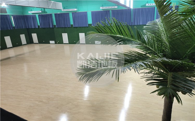 北京宏偉順通羽毛球館木地板——?jiǎng)P潔籃球地板
