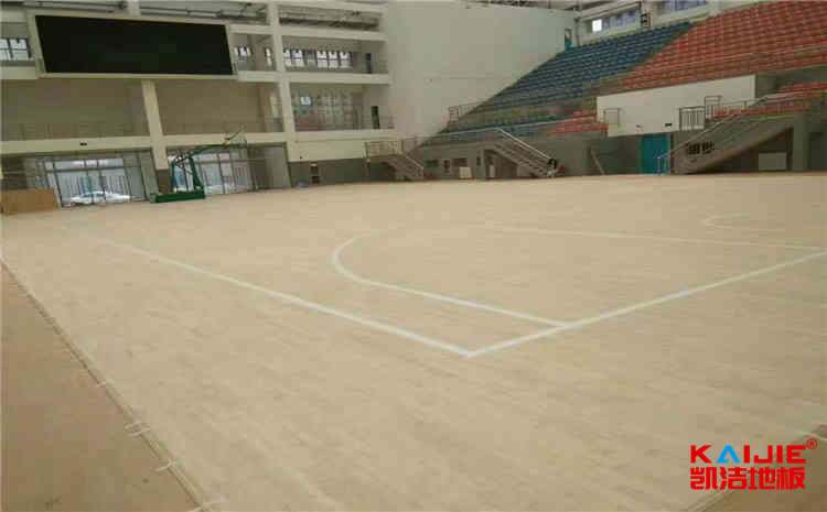 學(xué)校籃球場(chǎng)實(shí)木地板造價(jià)是的多少？