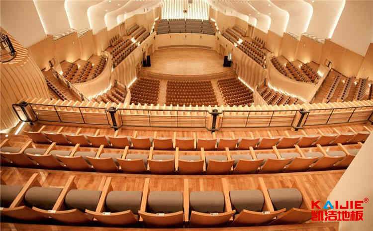 學(xué)校籃球場(chǎng)實(shí)木地板造價(jià)是的多少？（邵陽(yáng)籃球場(chǎng)實(shí)木運(yùn)動(dòng)木地板）-凱潔地板