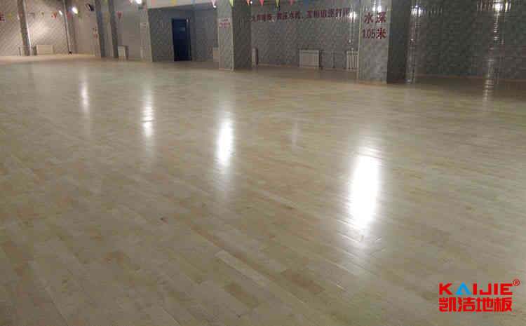 為什么體育場館運(yùn)動木地板價格貴